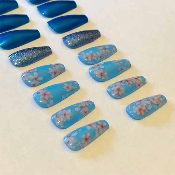 🍒🍒 Blue Floral Glue On Nails - Picture 1 of 8